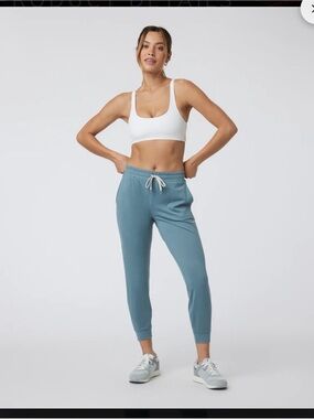 Vuori Performance Jogger in a heathered blue